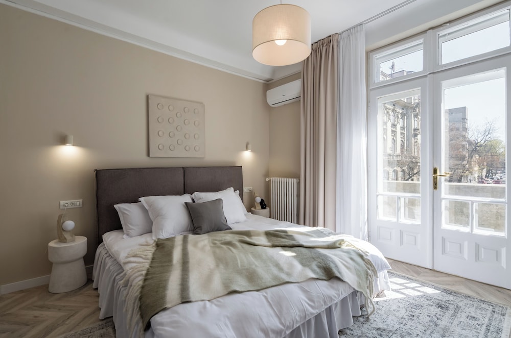 Refined & Spacious 3-Bedroom Flat Near Cismigiu, Balcony with Boulevard Views