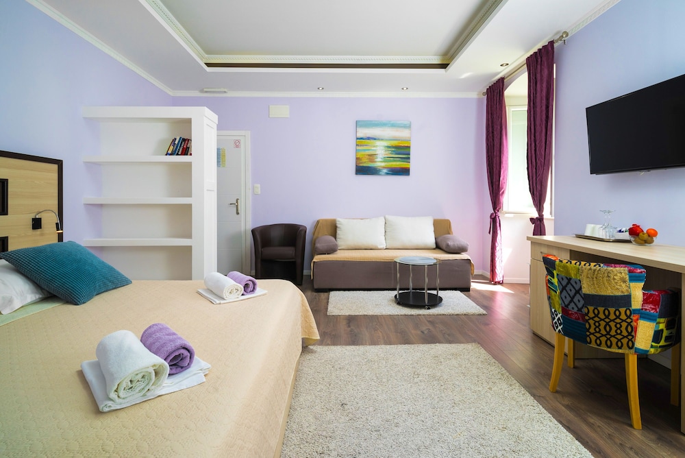 L U X E Split Luxury Rooms view 4