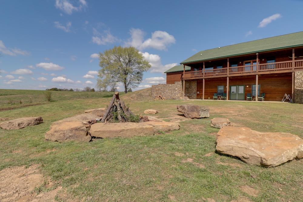 Mountain Views + Shared Pool: Ozarks Family Home view 3