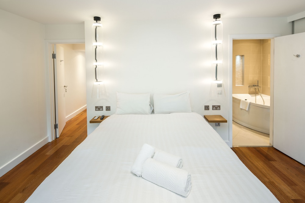 Luxury 2BD Apartment in Holland Park