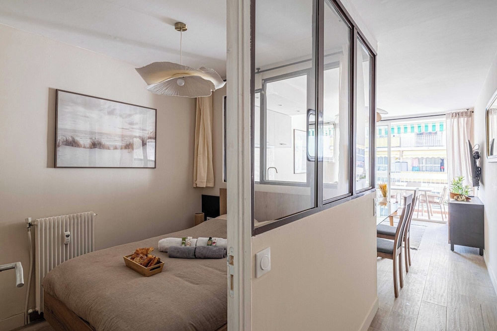 Sunny Getaway With Balcony and A/C in Antibes view 4