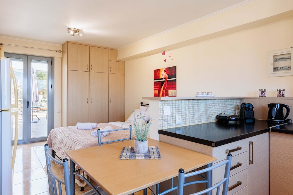 Filiatra Cozy Cental Retreats With Balconies