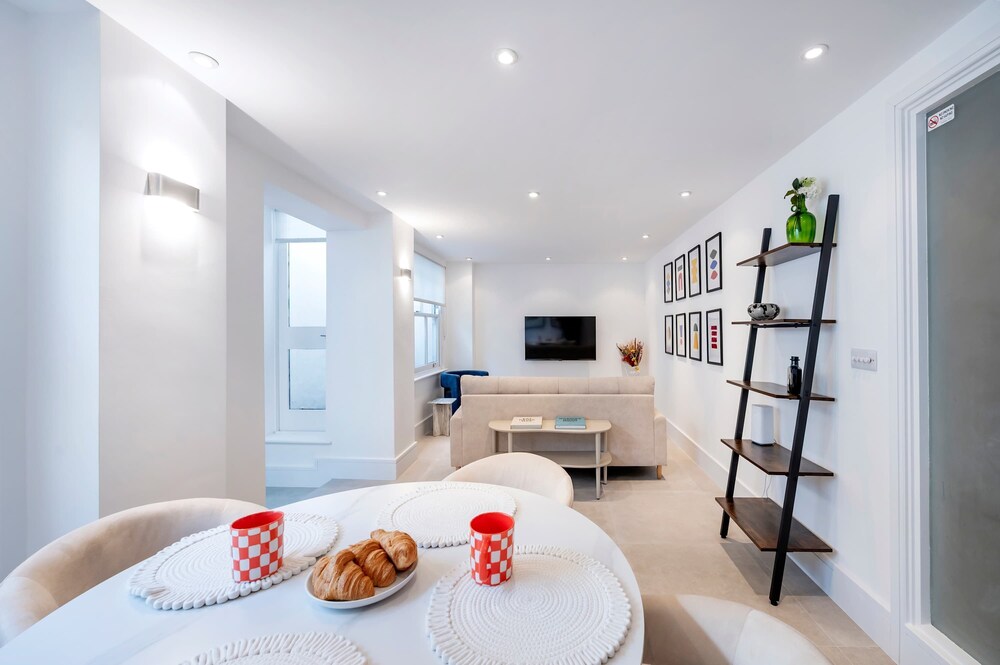 The Urban Minimalist- Notting Hill 2 Bed