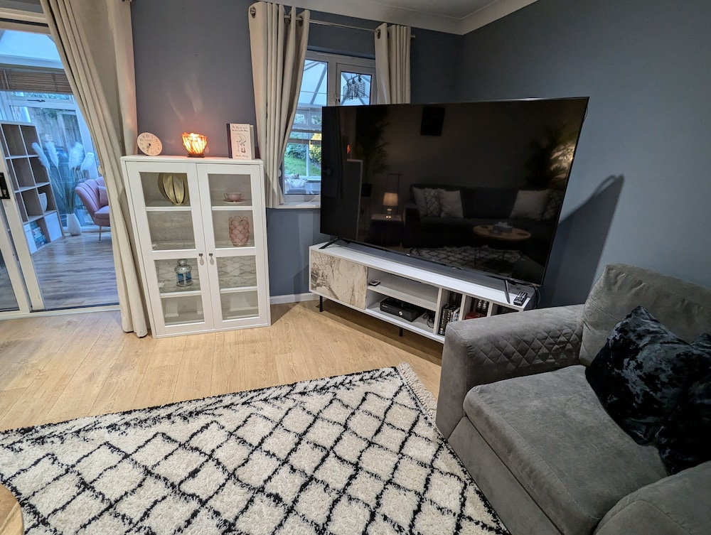 Modern 3B Eastbourne Retreat: Tranquil & Cozy Stay