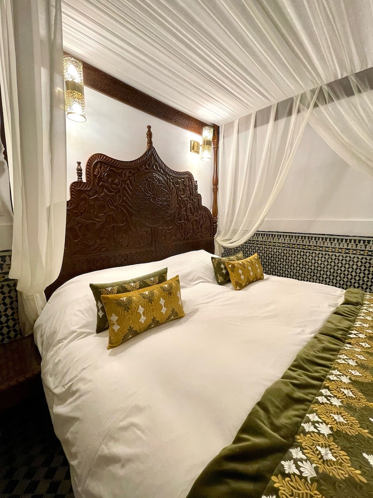 Le Grand Alcazar — 14
