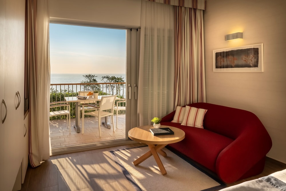 Isabella Island Hotel & Villas