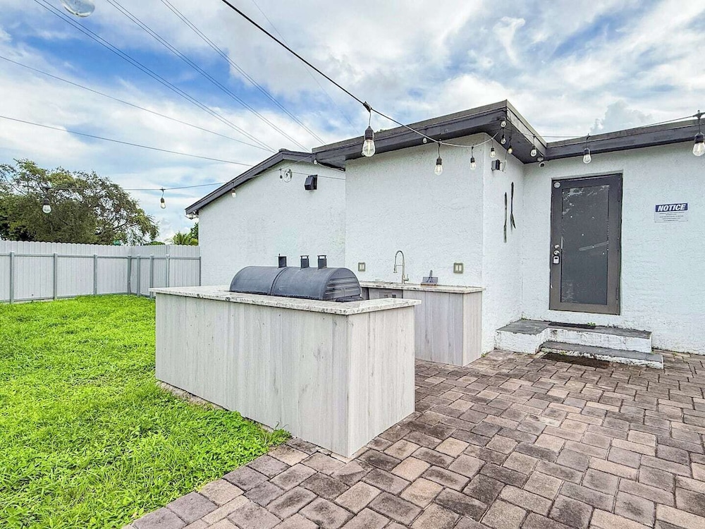 Modern Escape Chef s Kitchen Private Yard