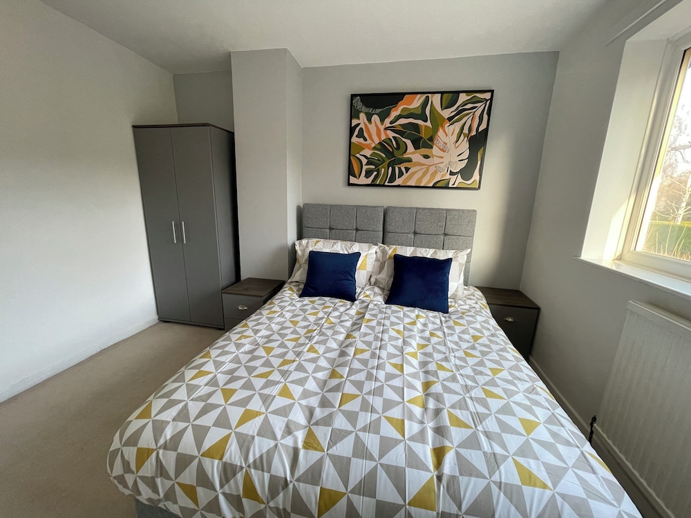 Bright & Airy 3BR Home with Parking view 3