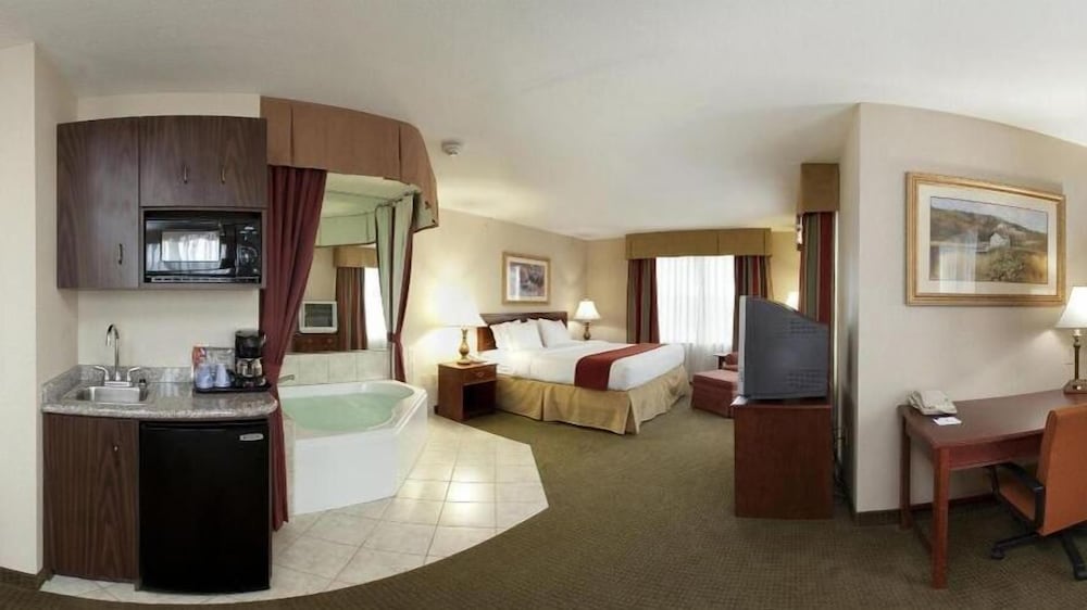 Holiday Inn Express Hotel  Suites Franklin-Oil City, an IHG Hotel - Property Image 10