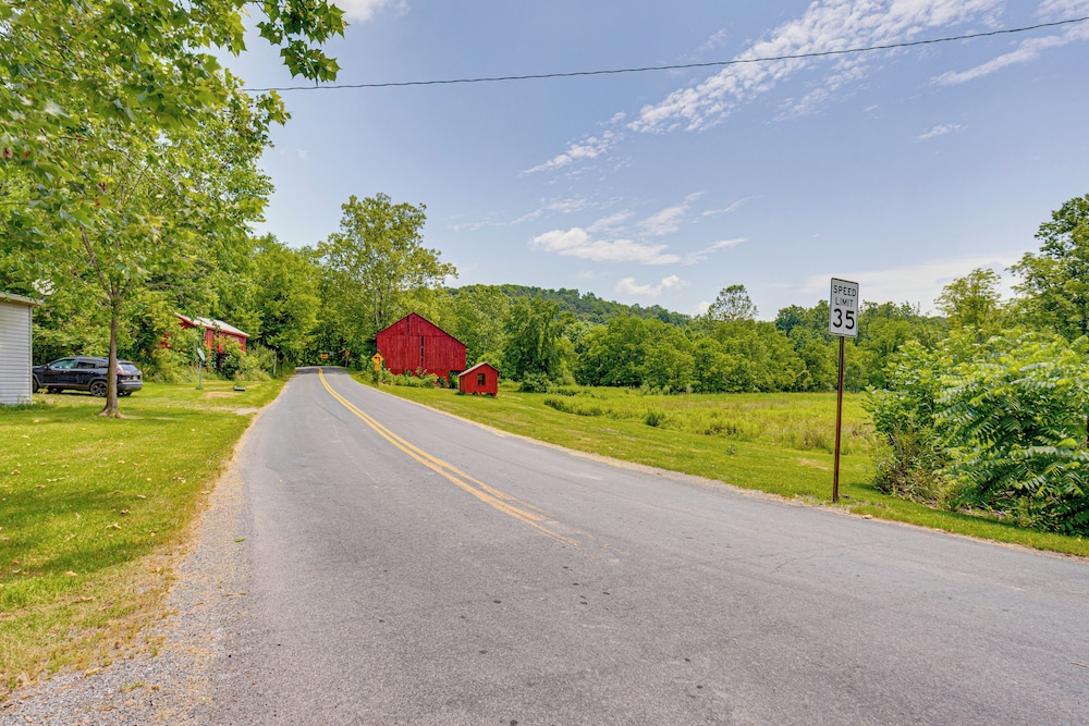 Honey Bee Farm On-site: Susquehanna Valley Apt!