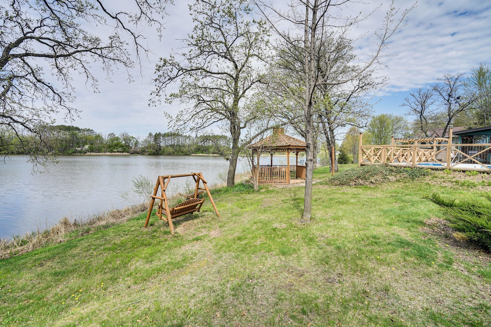 'love Lake Retreat w/ Hot Tub in New Richmond!