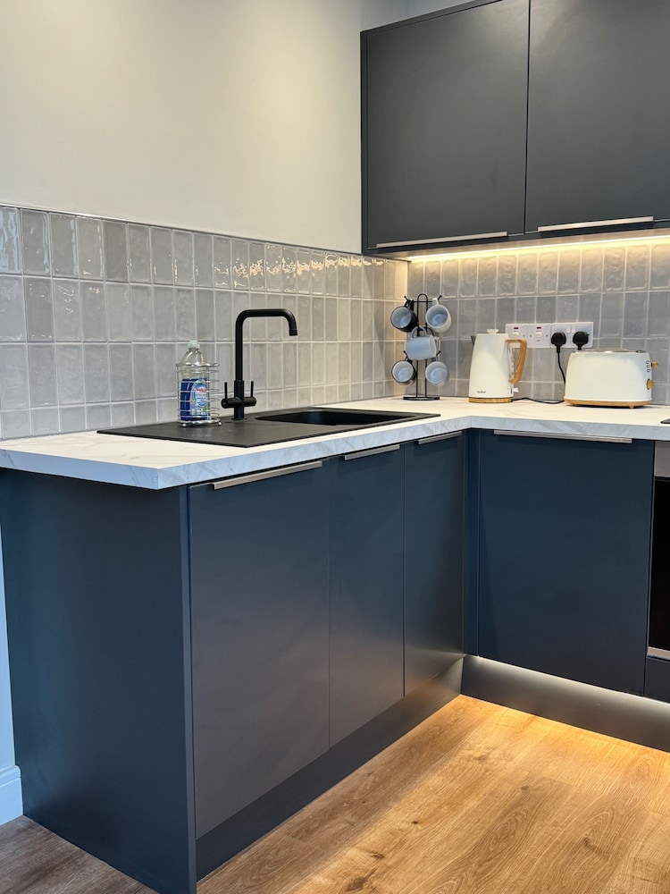 Cottage - Sleeps 2 - Pet Friendly - Parking