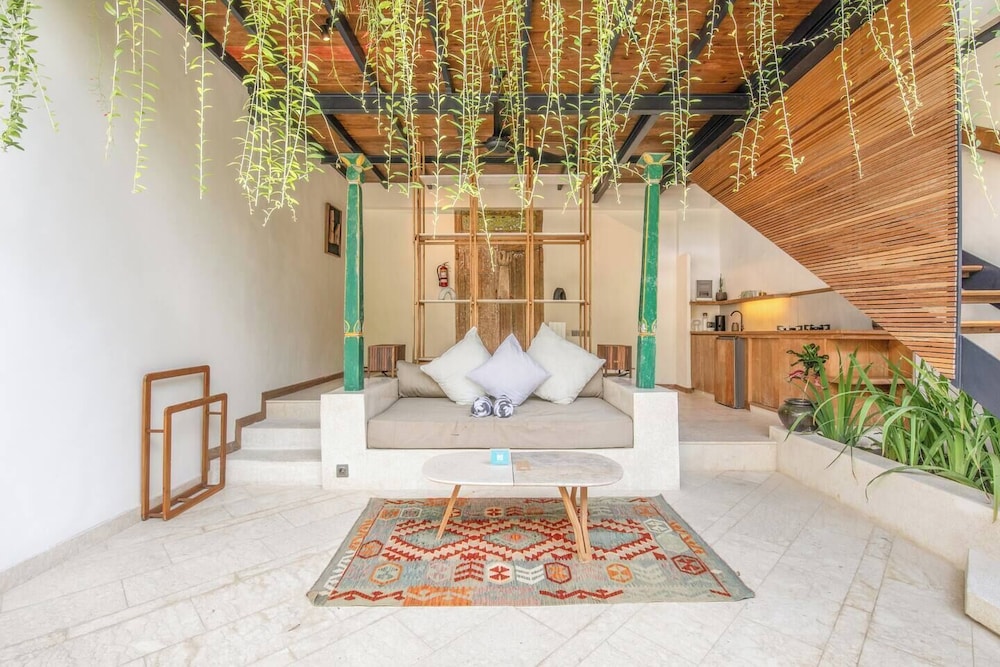 Chic 1-br Villa With Pool, 800m From Echo Beach