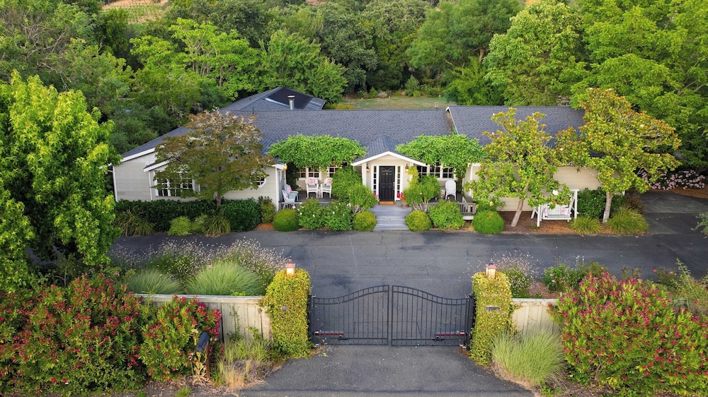 Glen Ellen Escape 5BR Retreat w/ Pool, Hot Tub, Hammocks & Vineyard Views