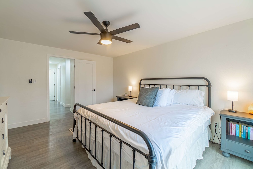 Cozy Family Haven in Sparks - Pet Friendly - Fenced Yard