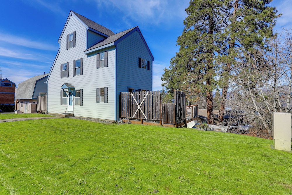Hot Tub & Decks: Central Hood River Townhome!