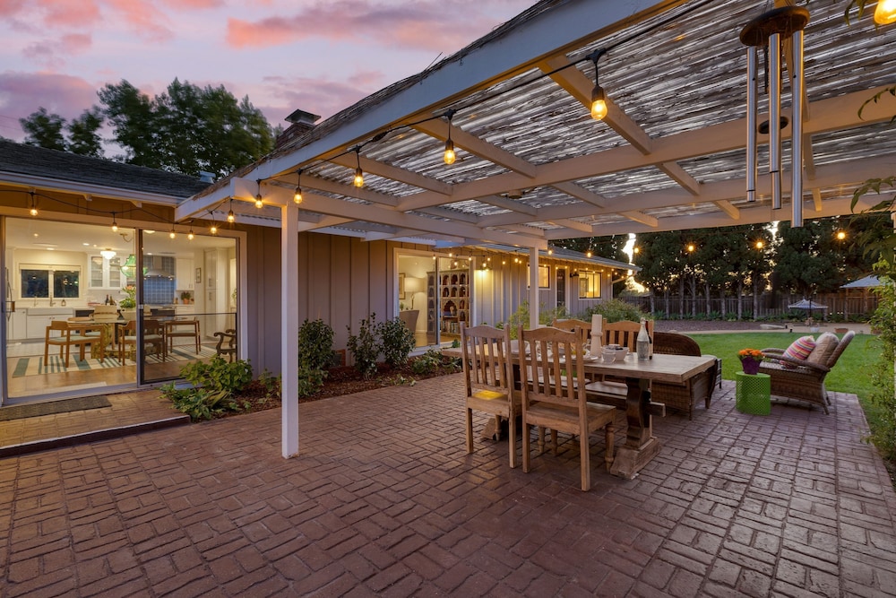 Hummingbird Haven by Avantstay Dog-friendly Near the Beach Huge Yard Hot Tub