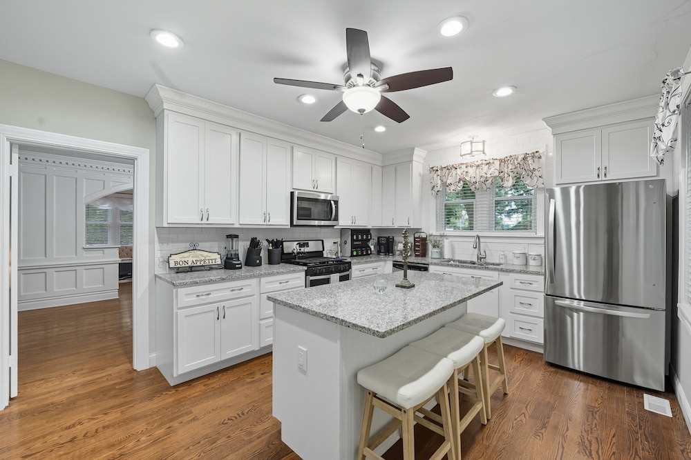 St. Louis Retreat With Game Room & Yard 3 Bedroom Home