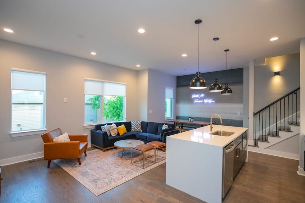 Franklin by Avantstay Trendy Townhouse in Great Location w/ Private Roof Top Patio view 4