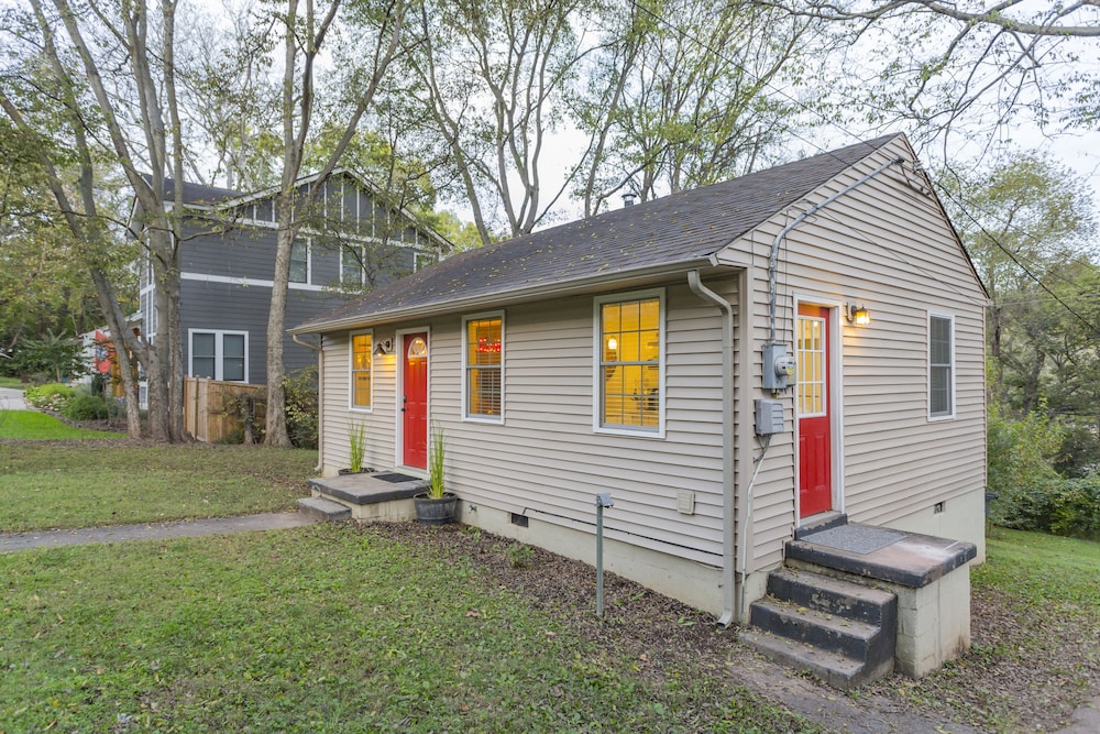 Quaint Music City Bungalow Retreat view 4