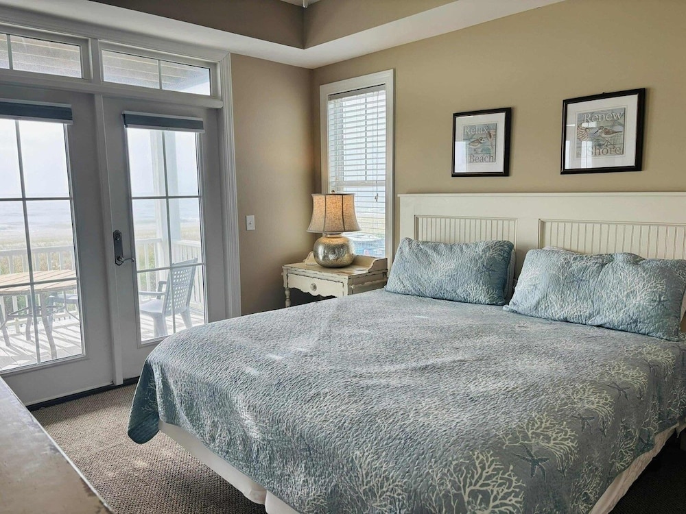 1 Fine Day 4 Bedroom Home by RedAwning