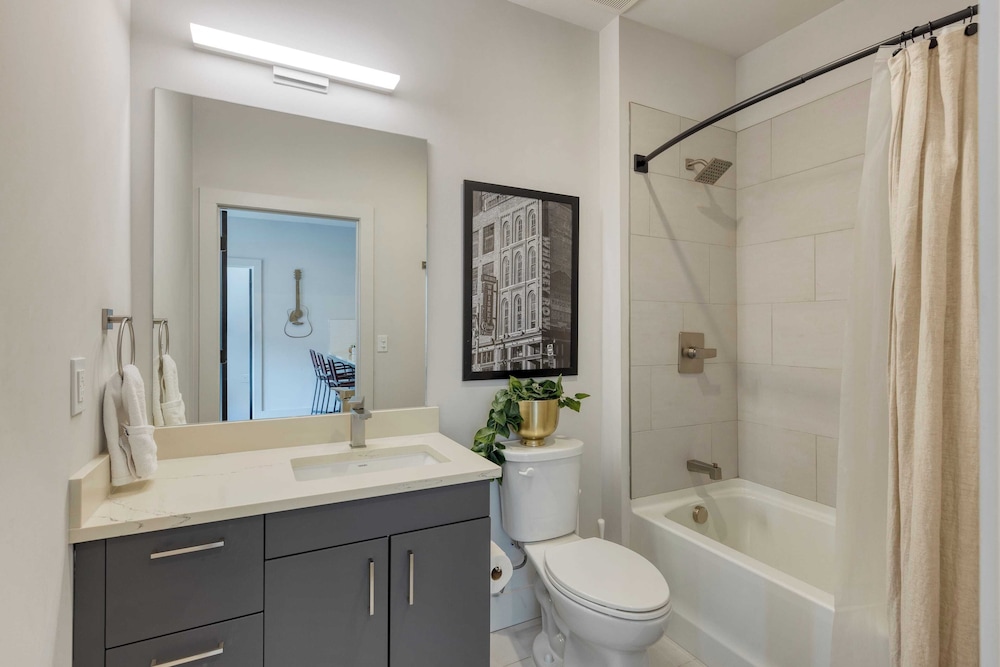 Sleeps 18 3 Modern Midtown Apartments w/ Gym + Pool Walkable to Shops & Eats