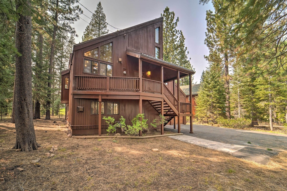 Hot Tub & Deck: Truckee Golf Course Home