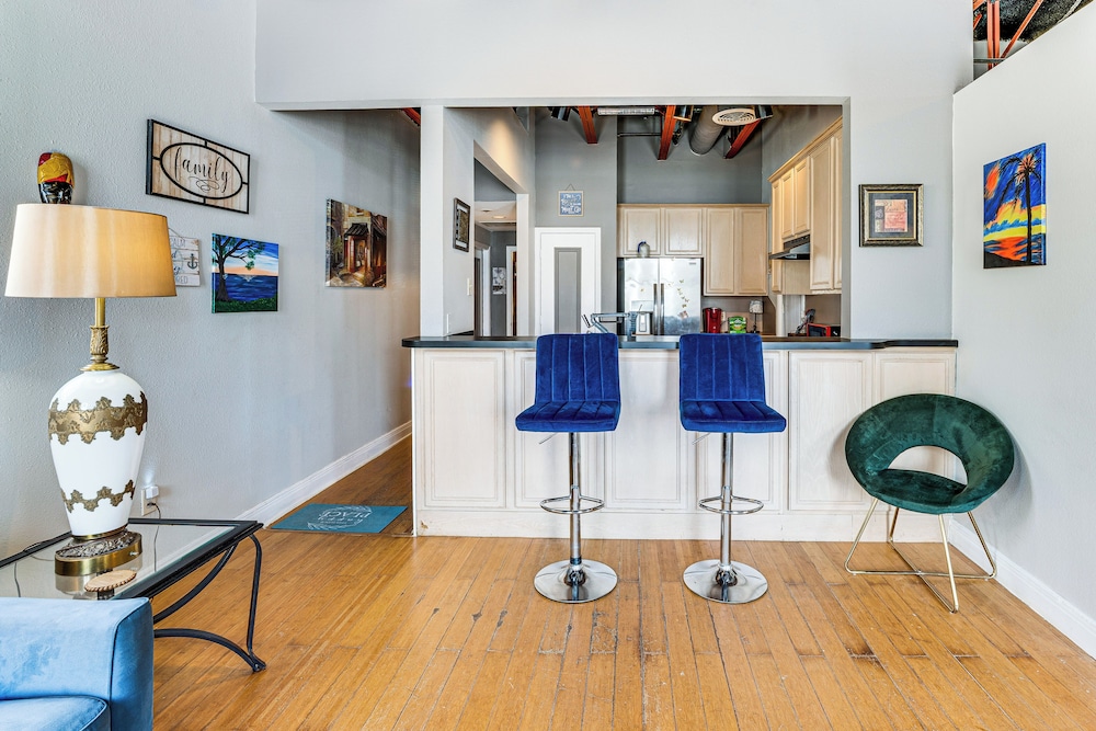 Walk to Corpus Christi Bay: Loft w/ Shaded Parking