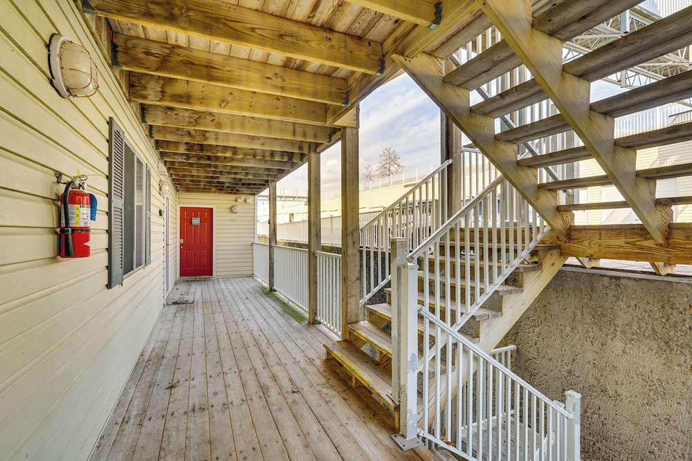 Lakefront Osage Beach Condo w/ Water-view Balcony!