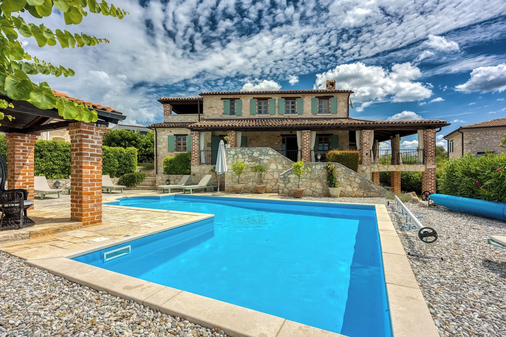 Villa Amyra With Pool