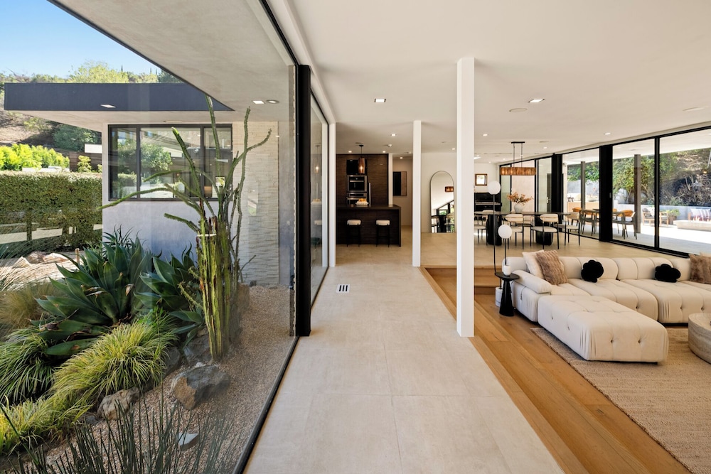 Valea Estate - Secluded Beverly Hills Retreat 1-acre Oasis