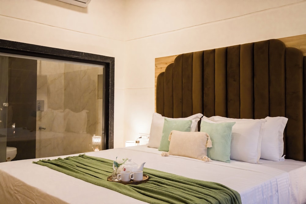 Alaya Stays 5BHK Roohmon's Farm Pvt Pool