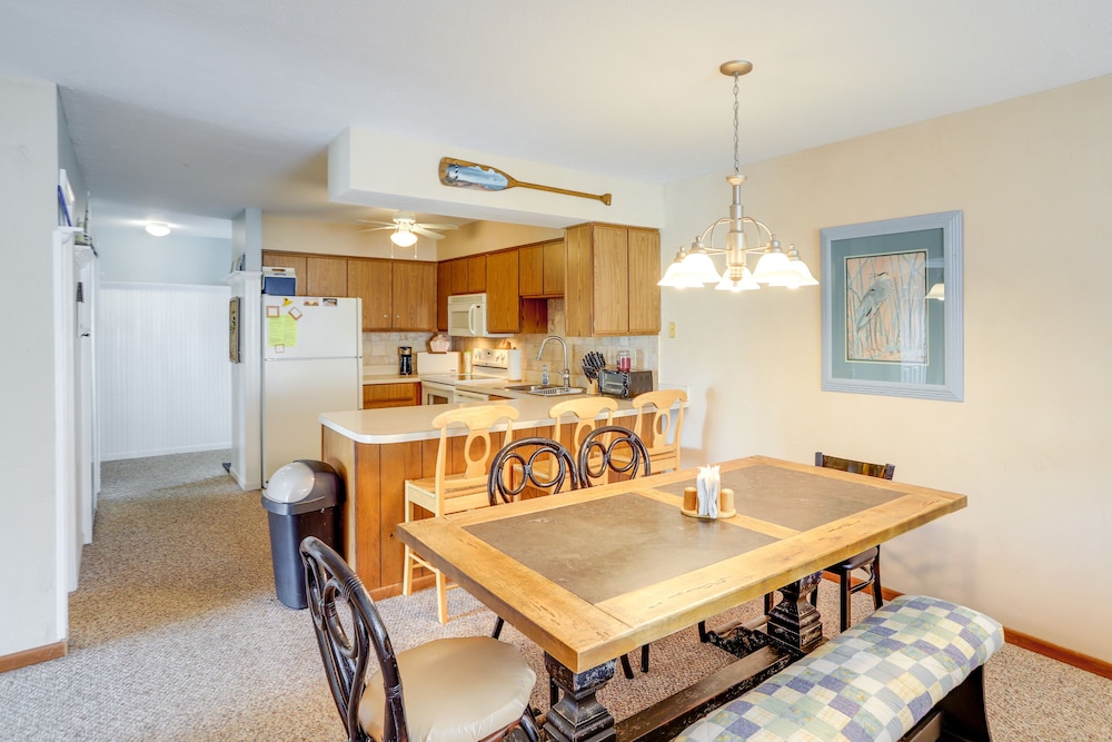 Port Clinton Condo w/ Community Pool & Hot Tub! view 5