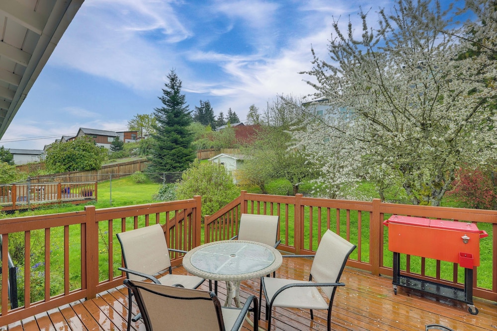 7 Mi to Dtwn: Pet-friendly Abode in Seattle!