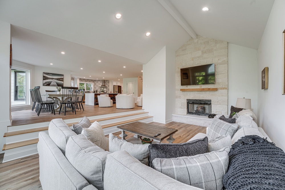 Hot Tub, Decks & 2 Kitchens: Mtn-view Jasper Gem!