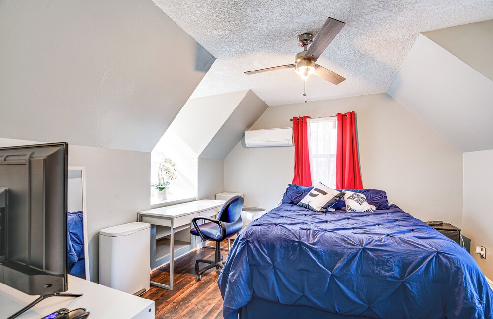 4 Mi to UF: Pet-friendly Home w/ Yard & Deck