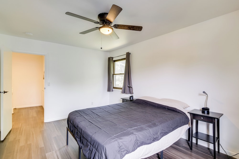 1 Mi to Freer Field: Ashland Home w/ Yard!
