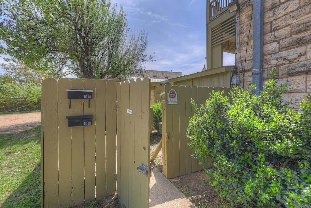 Fountain Suite-stay Right on Historic Main Street in the Heart of Fredericksburg