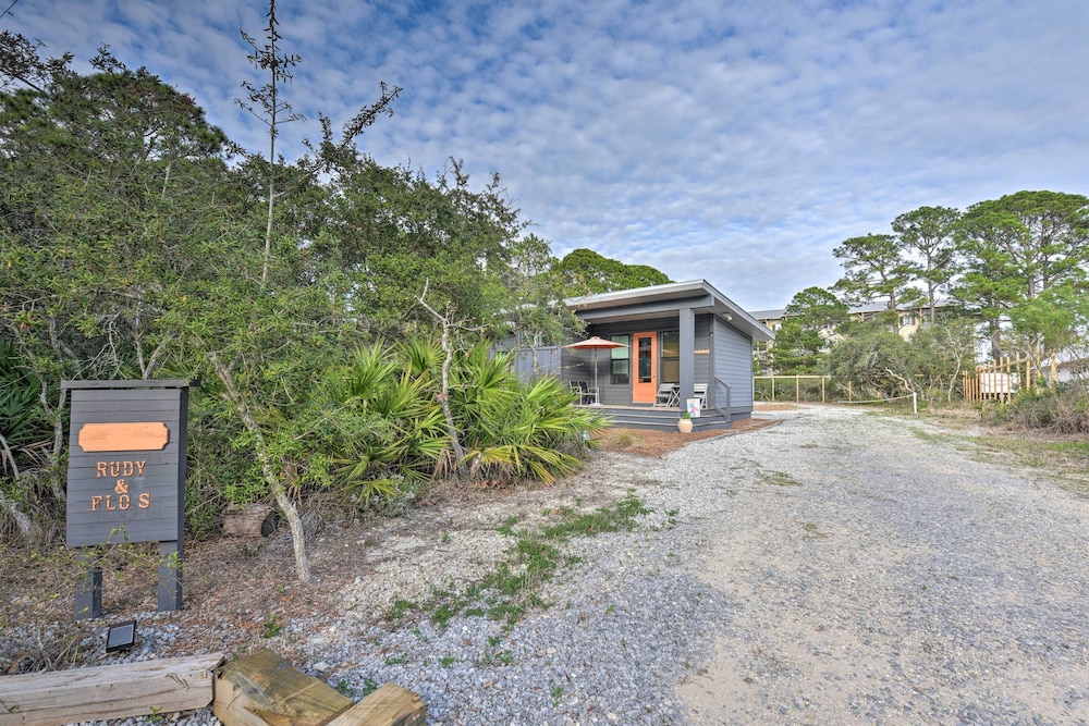 Mid-century Modern Beach Cottage With Fire Pit!