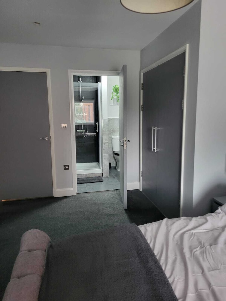 Stunning 3-bed Apartment in Heart of Cardiff Bay view 2