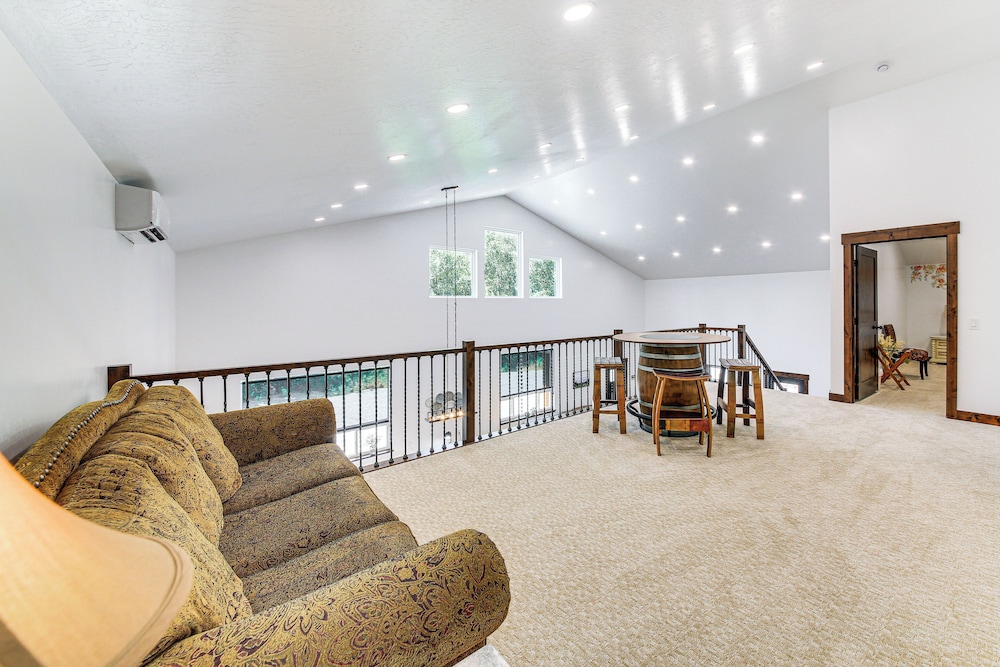 Relax, Reconnect & Explore: Modern Idaho House!