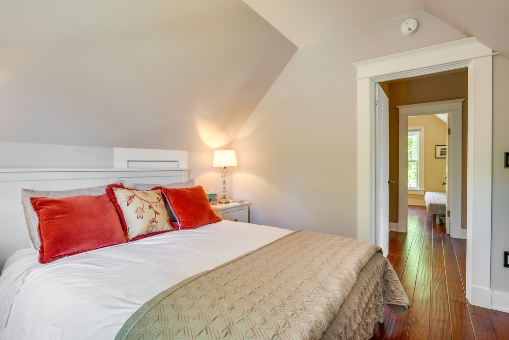 Albany Vacations - Historic Home Near Downtown Salem: Walk to Capitol - Property Image 2