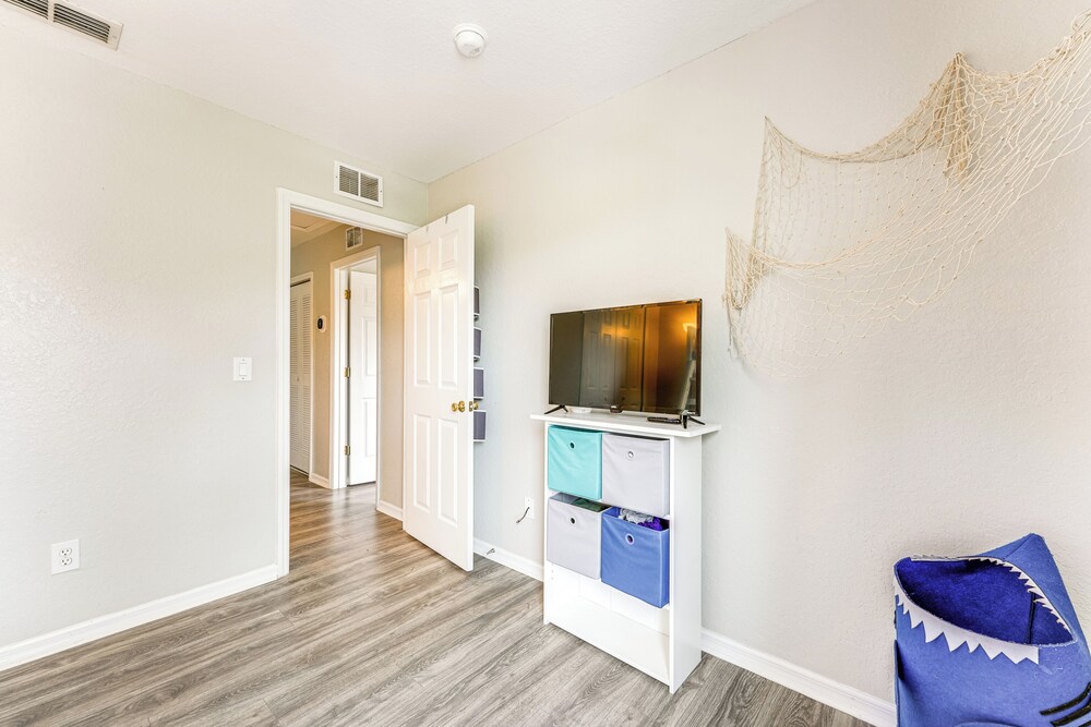 9 Mi to Disney: Gated Resort Escape w/ Pool Access