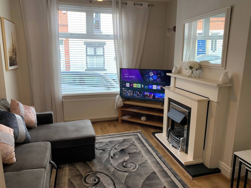 Stylish Home Near Shopping - Book Summer Stays Now