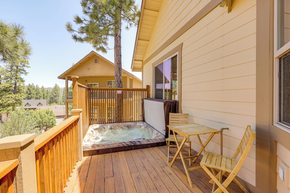 Walkable Big Bear Lake Home w/ Private Hot Tub!