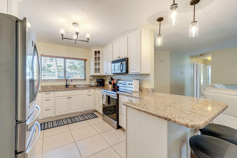 4 Mi to Warm Mineral Springs: Canal-front Getaway