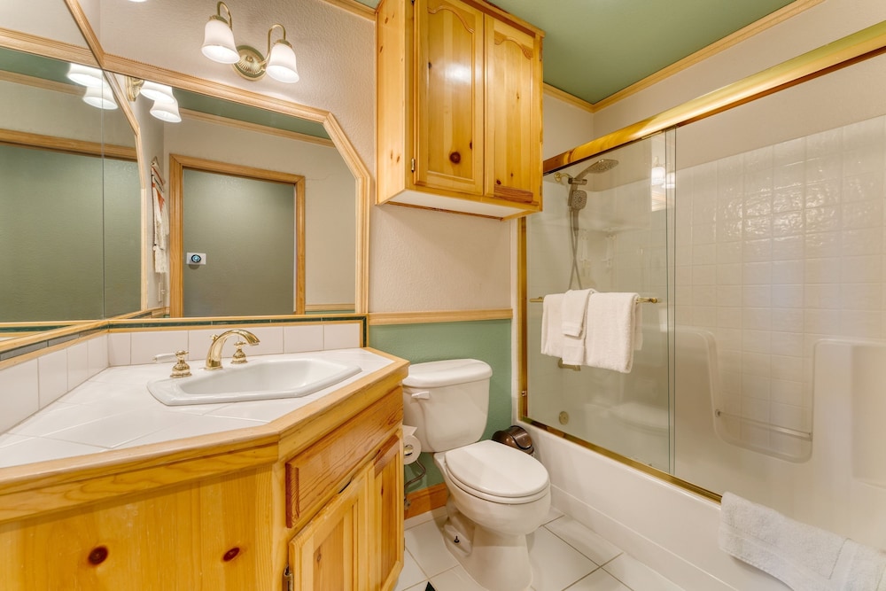Golden Summit by Avantstay Stunning Secluded Cabin w Access to Tahoe Donner