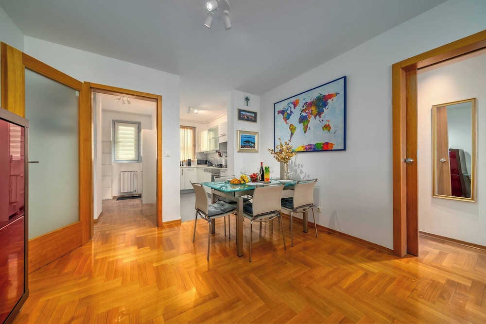 Cityscape Comfort Apartment With Garage