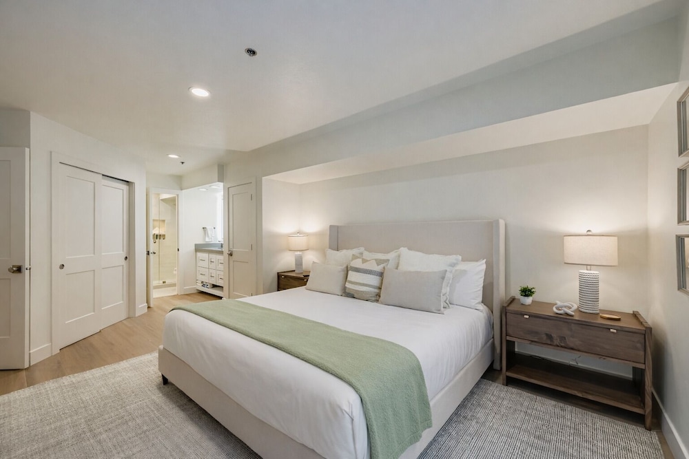 Woodside Avenue Retreat 1375 2 Bedroom Condo