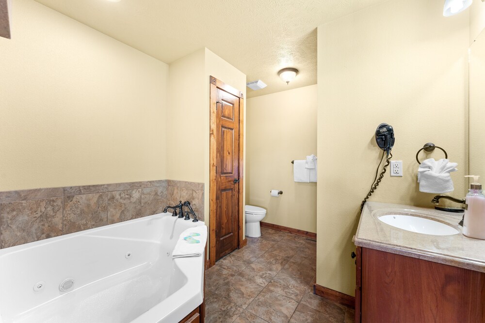 Timeless Memories Lodge 6 Bedroom Cabin by RedAwning